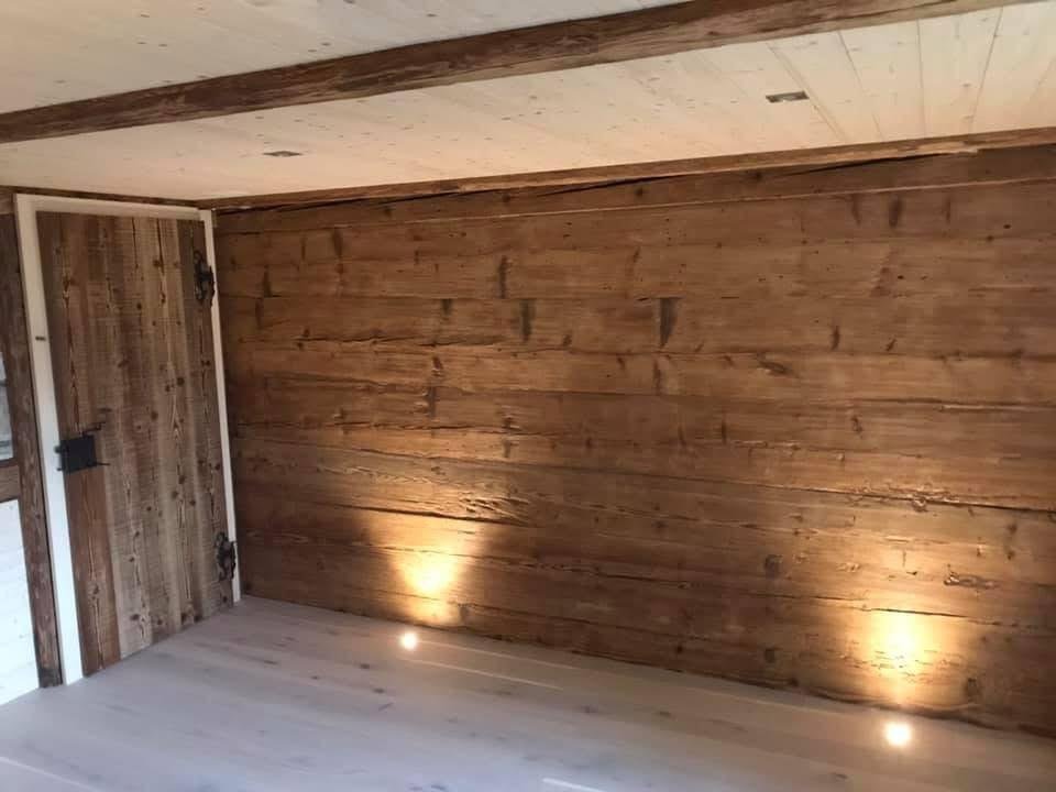 Meisterhände beim Hobeln einer Eichenplanke – Holzdesign Louis