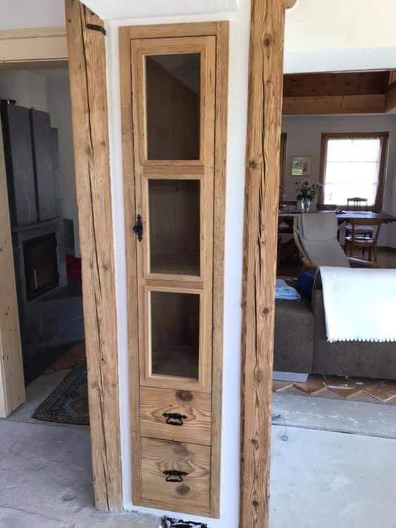 Massgeschneidertes Möbelstück aus edlem Holz