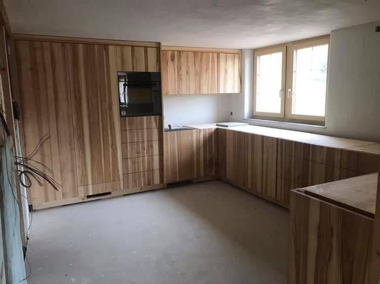 Handgefertigte Holzküche mit modernem Design