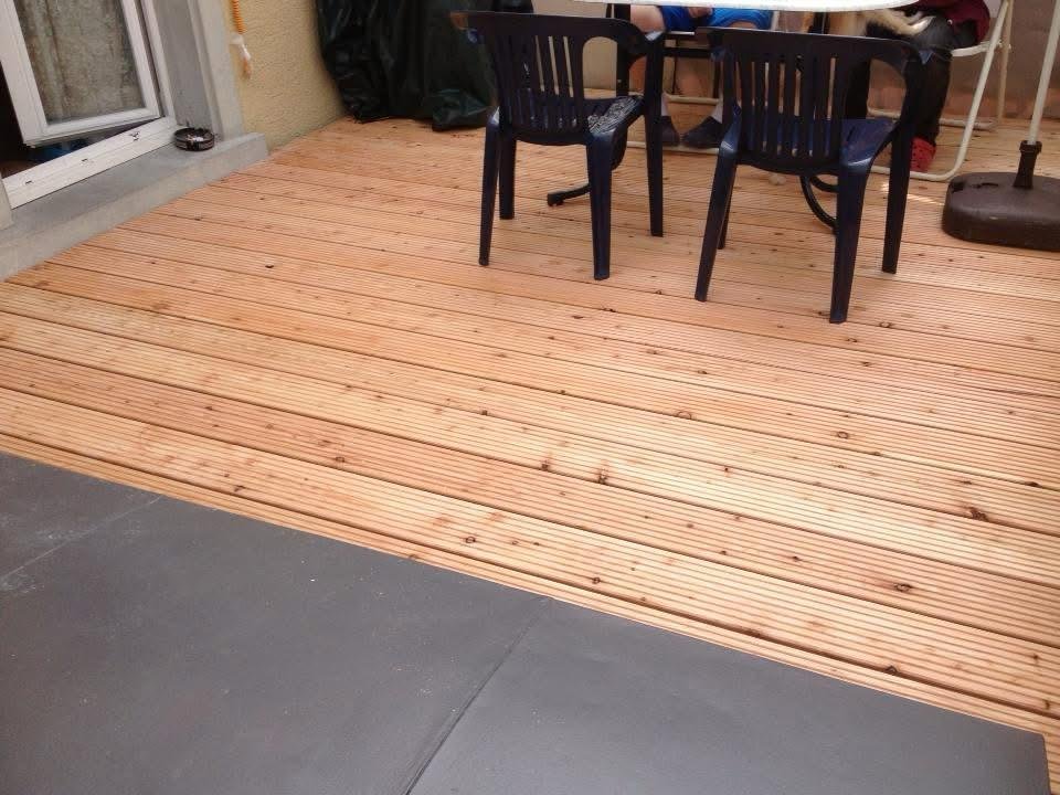 Holzterrasse mit Carport aus Naturholz